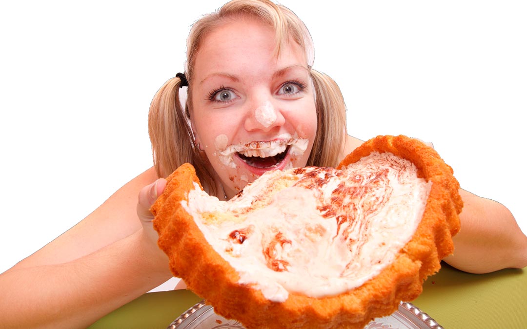 nainen ahmimassa piirakkaa